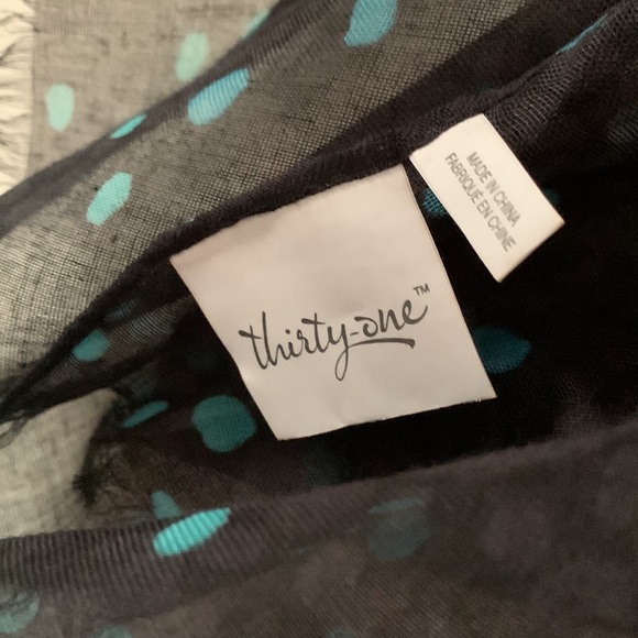 Thirty-one Avenue Scarf as a large Shall. In a bag, with tags. - Picture 4 of 8